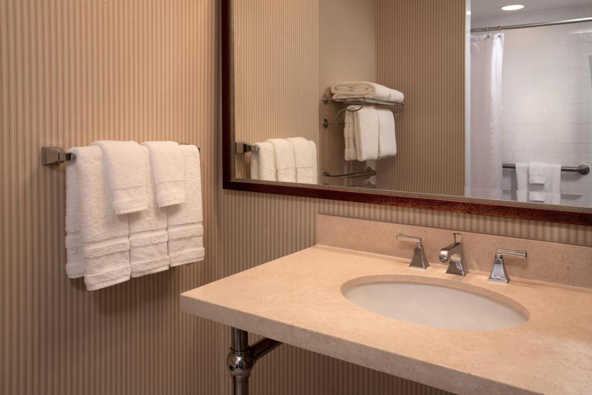 Sheraton Louisville Riverside Hotel Jeffersonville Room photo